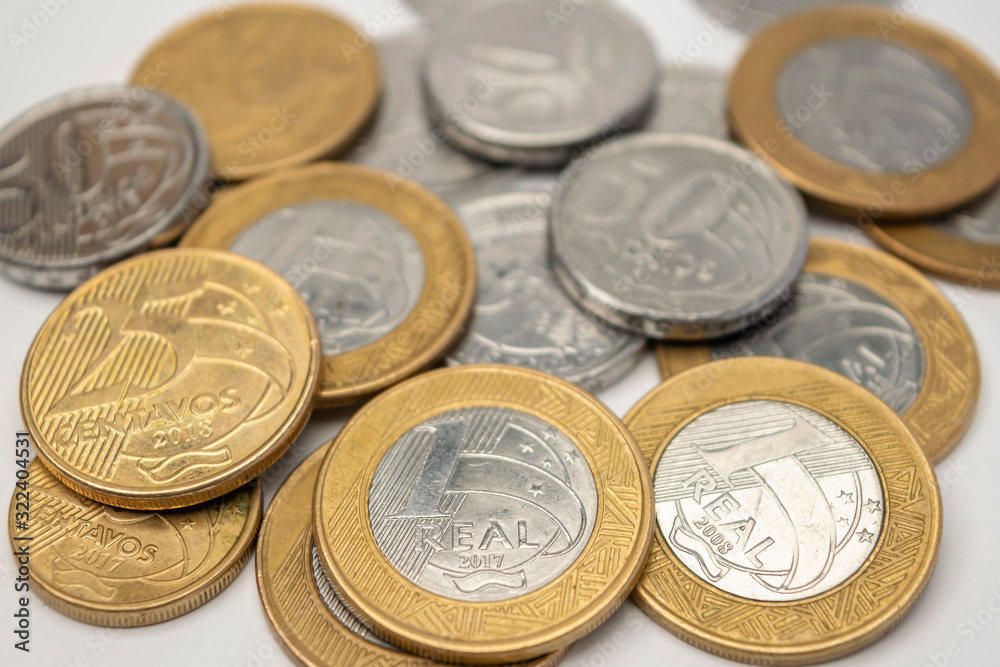 dinheiro brasileiro real moedas em fundo branco dinheiro brasileiro real moedas em fundo branco