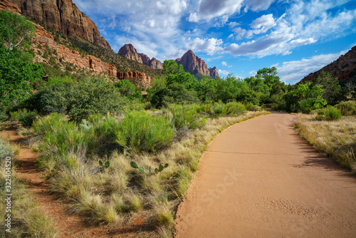 Φωτογραφία the watchman from parus trail in zion national park, usa