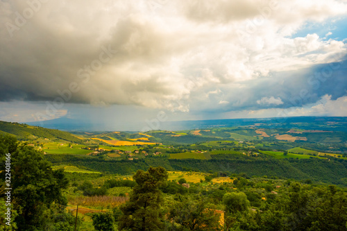 Paesaggio delle colline e della campagna italiana intorno al lago di Corbara  Umbria  Italia