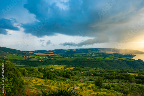 Paesaggio delle colline e della campagna italiana intorno al lago di Corbara, Umbria, Italia