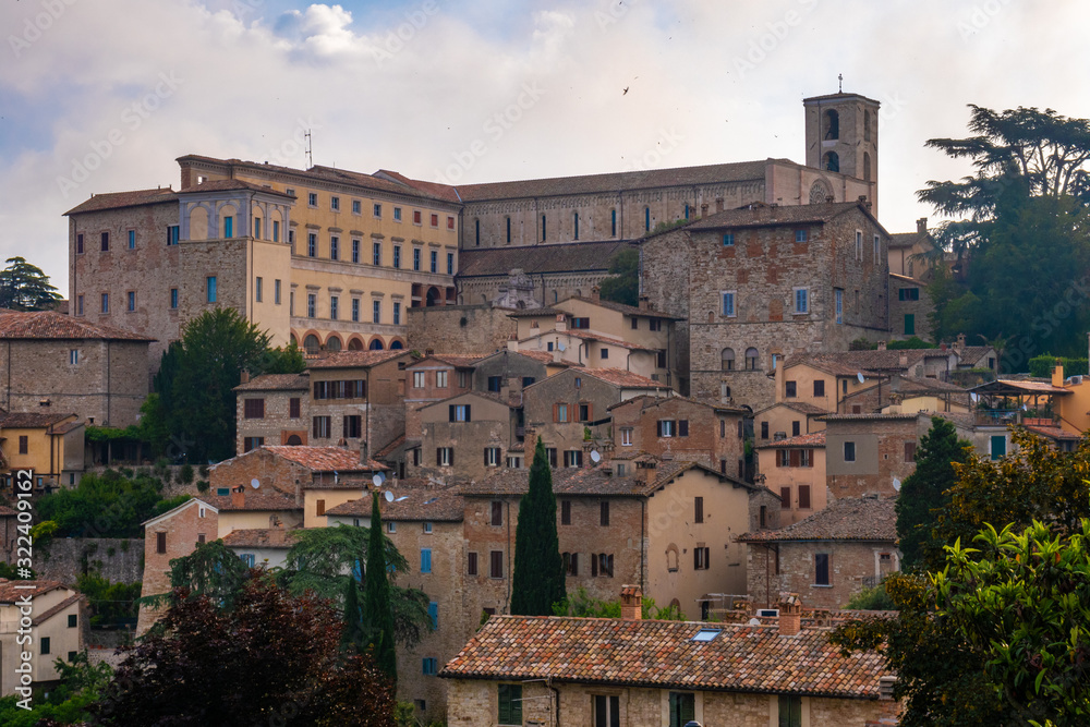 Vista della piccola città di Todi, provincia di Terni, Umbria, Italia