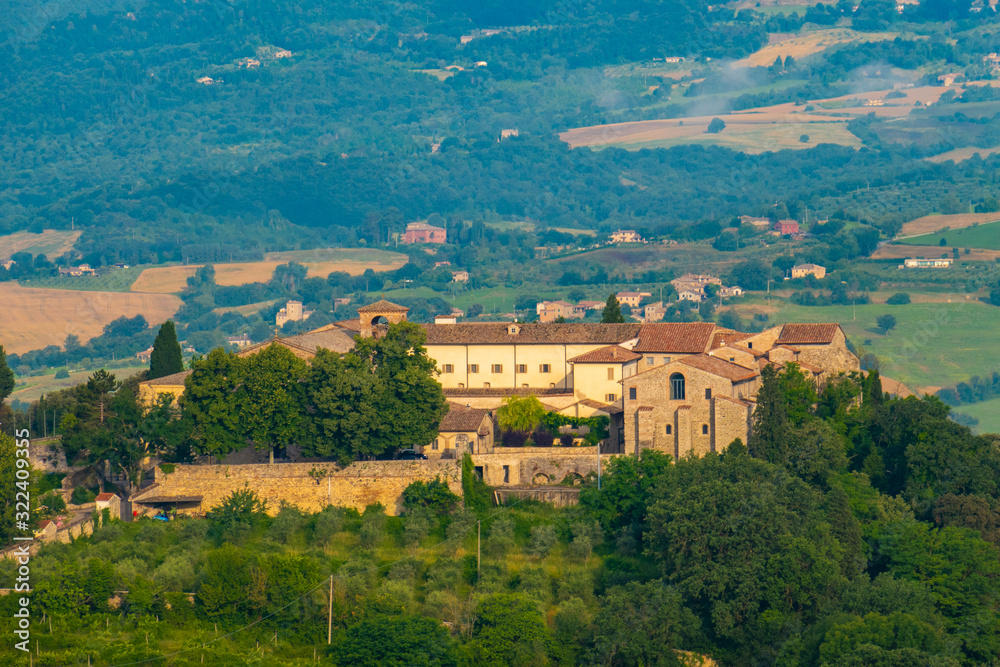 Paesaggio delle colline e della campagna italiana intorno al lago di Corbara, Umbria, Italia