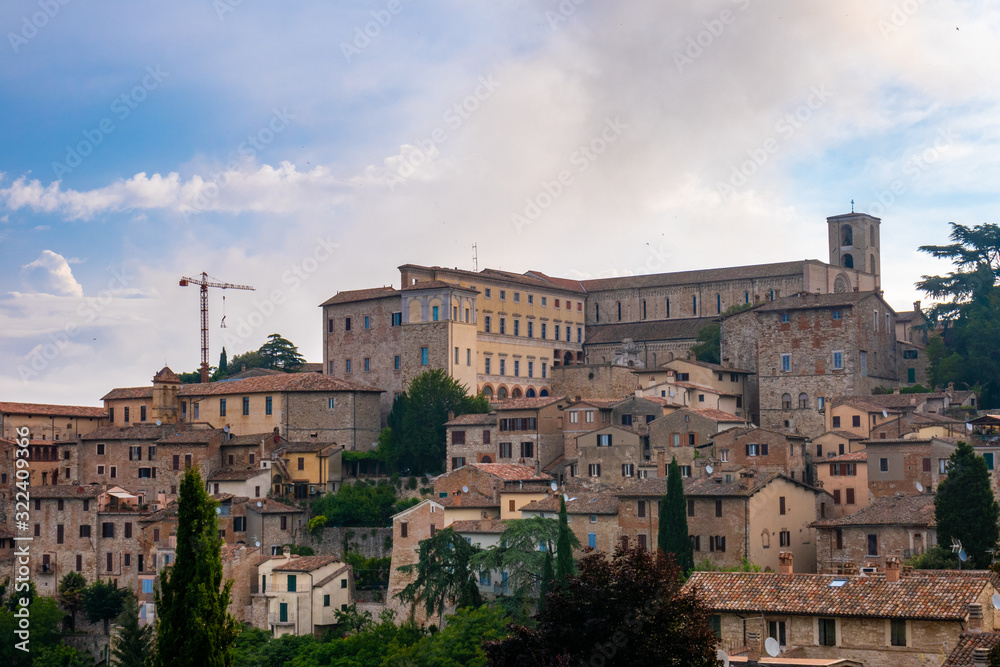 Vista della piccola città di Todi, provincia di Terni, Umbria, Italia