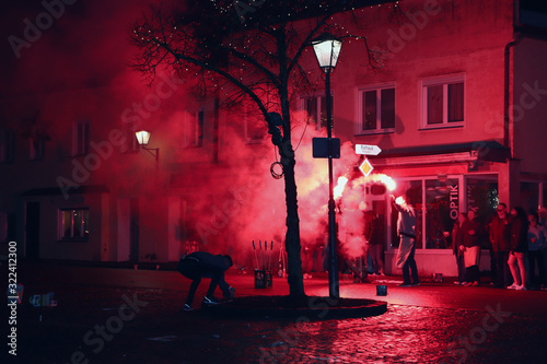 In der Silvesternacht feiern die Jugendliche mit Feurwerken