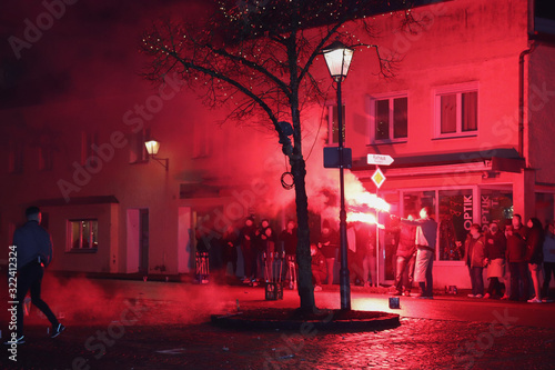 In der Silvesternacht feiern die Jugendliche mit Feurwerken