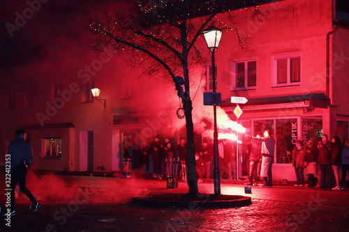 In der Silvesternacht feiern die Jugendliche mit Feurwerken