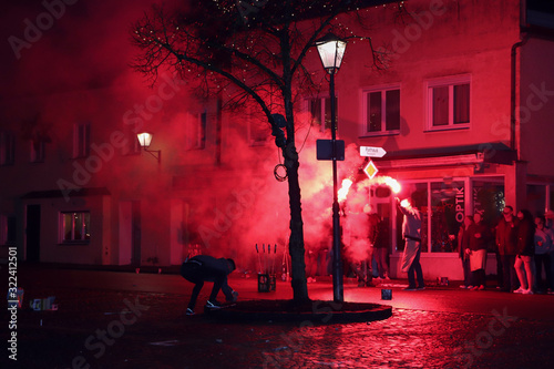 In der Silvesternacht feiern die Jugendliche mit Feurwerken