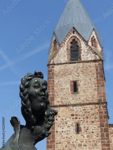 Glockenturm der Totenkirche mit Figur seitlich in Treysa