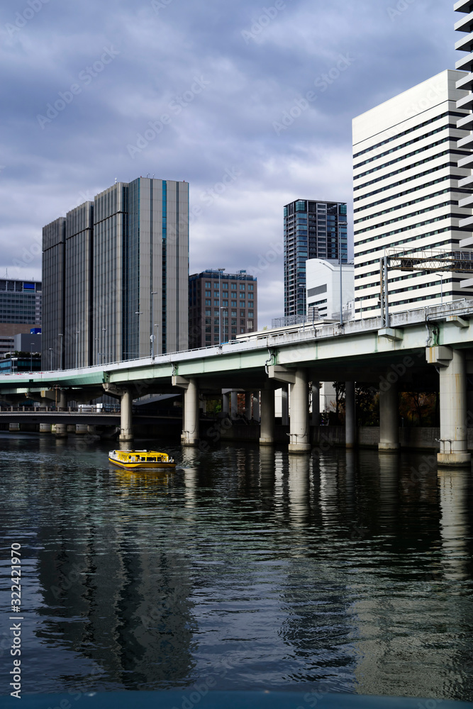 大阪中之島・高層ビルと堂島川の風景