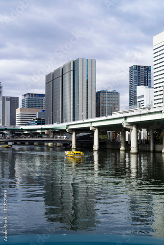 大阪中之島・高層ビルと堂島川の風景 © satoru