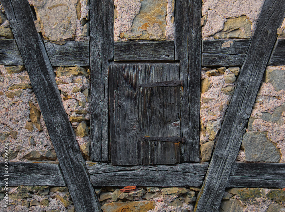 Kleine verwitterte Holztür in einem Fachwerkhaus Kleine verwitterte Holztür in einem Fachwerkhaus