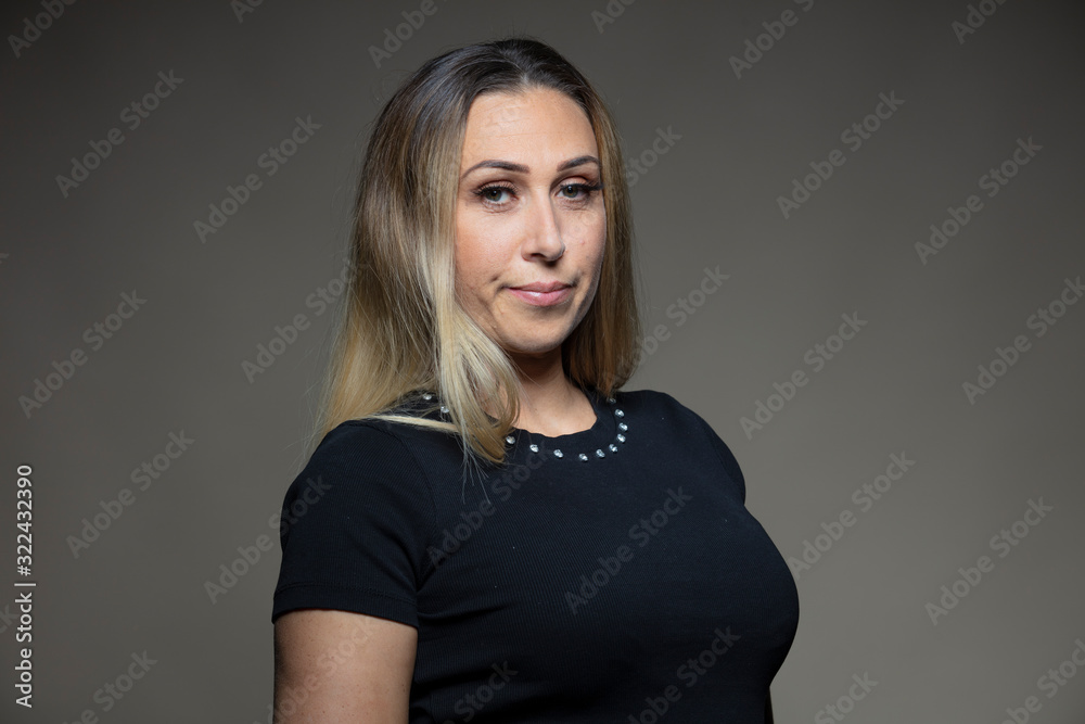 Jeune femme blonde, en studio Jeune femme blonde, en studio