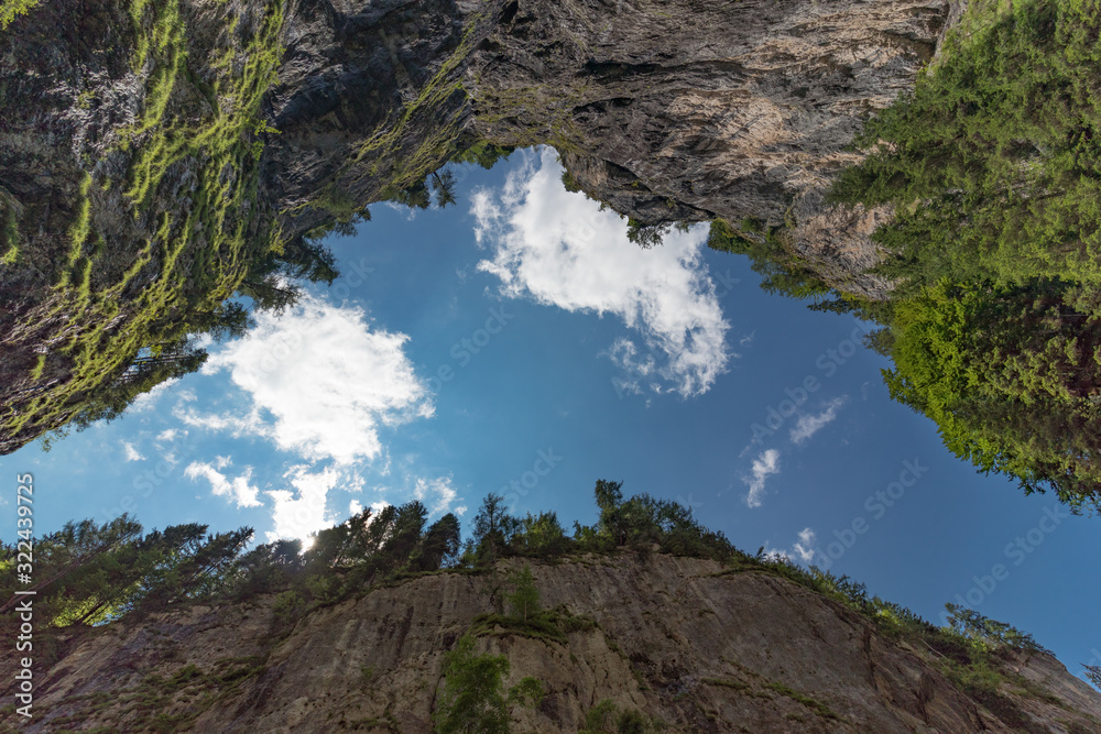 Obraz premium view of the sky through a gap in the rock