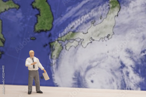 大型台風の接近と警戒を呼び掛けるビジネスマン © kelly marken