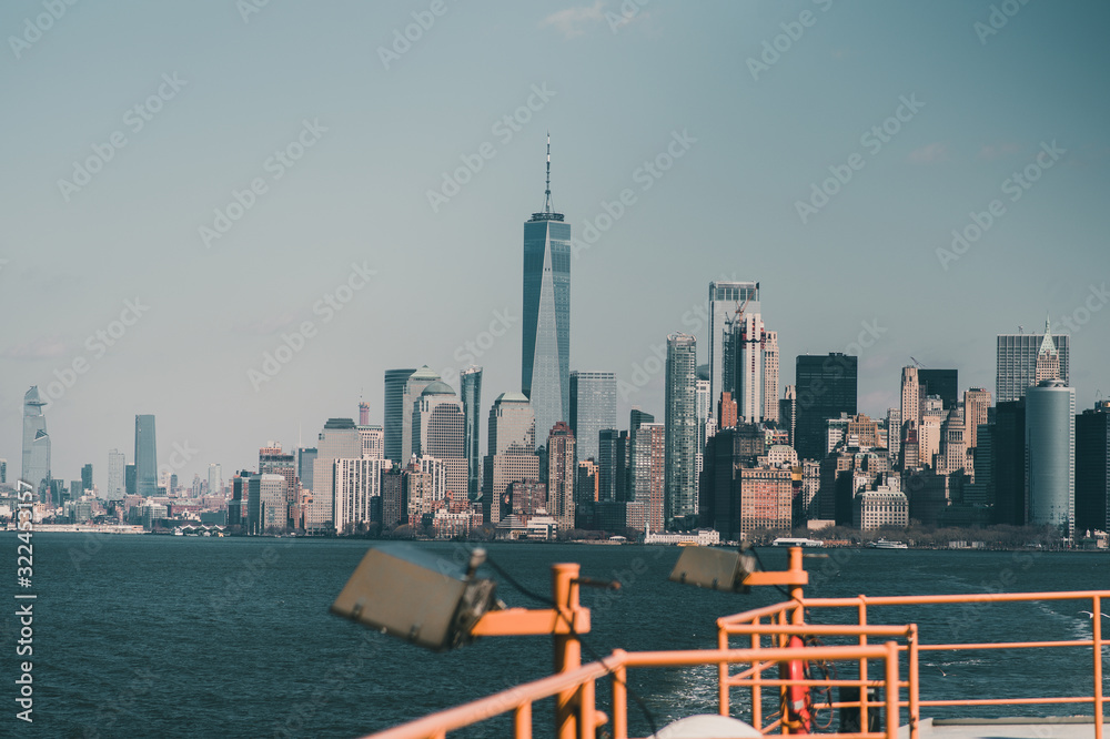 Naklejka premium Vistas de Nueva York desde el Ferry que lleva a la isla de la Estatua de la Libertad