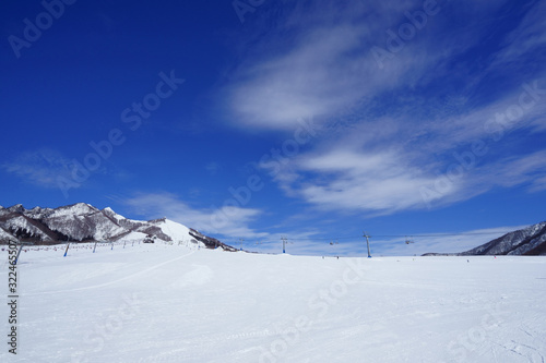 青空と白い雪が美しい晴天のスノーリゾート