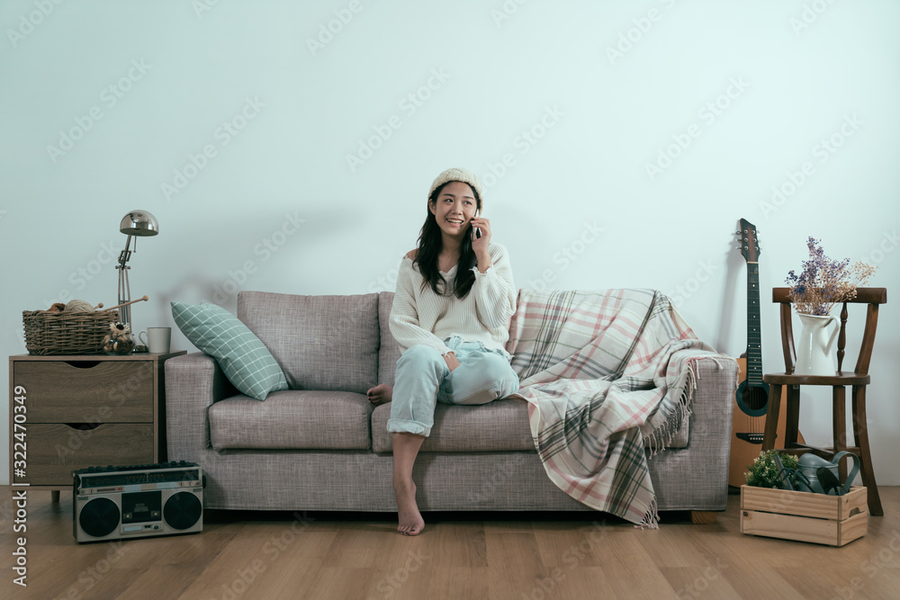 Φωτογραφία copy space young asian chinese girl gossip with friend on mobile phone while relax couch in home living room
