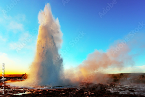 Photo Gorgeous Geysir geyser erupting in southwestern Iceland, Europe.