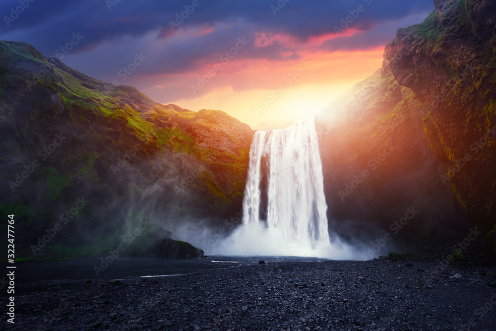 Fototapeta Niesamowity krajobraz z wodospadem Skogafoss i nierzeczywistym zachodem słońca na niebie. Islandia, Europa