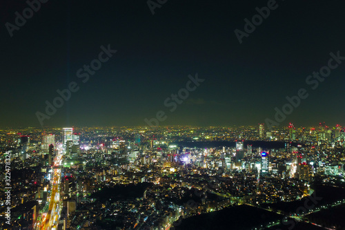ビルの屋上から見る東京の夜景