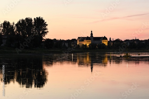 Romantische Stimmung zwischen Wörlitzer Park und Coswig - Die Elbe und das Schloß von Coswig im Abendlicht