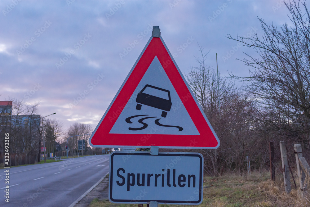 Warnschild vor Spurrillen auf der Fahrbahn Warnschild vor Spurrillen auf der Fahrbahn
