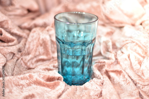 Wasserglas auf Samt