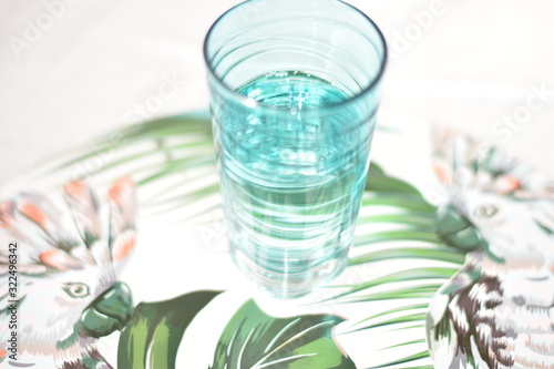 Wasserglas vor Papageien-Design