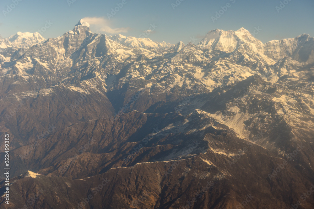 Fototapeta premium Grzbiet Himalajów z widokiem z lotu ptaka Mount Gaur Shankar i Melungtse z kraju Nepalu