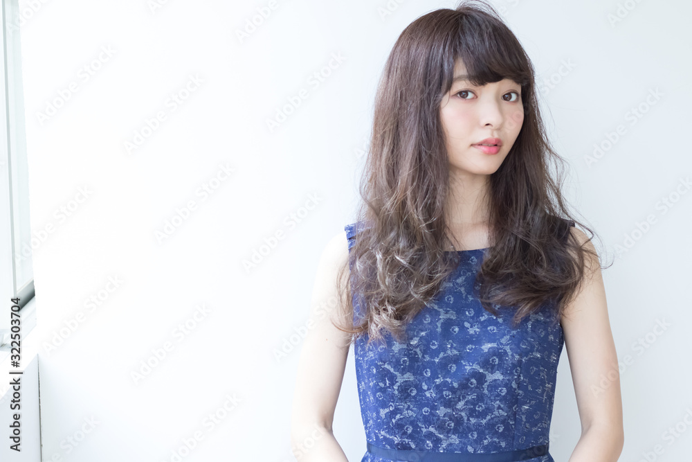 春 夏 ロングヘア ウェーブヘア 黒髪 女性 春 夏 ロングヘア ウェーブヘア 黒髪 女性
