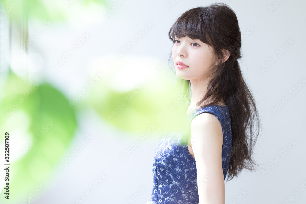 Naklejka premium 春夏 ハーフアップ ヘアアレンジ 女性