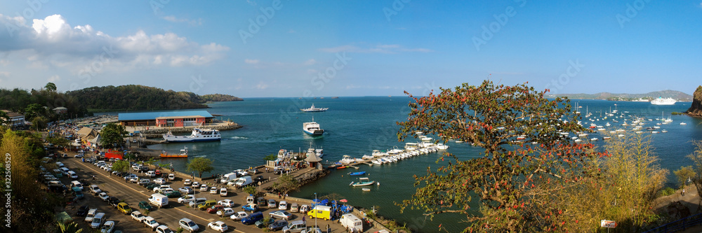 Panorama du port de la grande île de Mayotte