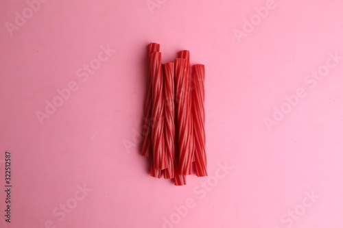 Obraz na płótnie sweet red gummy licorice in color background w salonie
