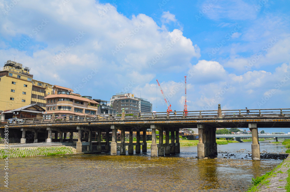 京都の鴨川と三条大橋