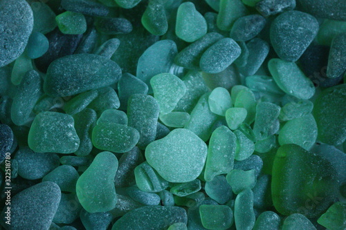 Serie di pezzi di vetro verdi logorati dal mare photo