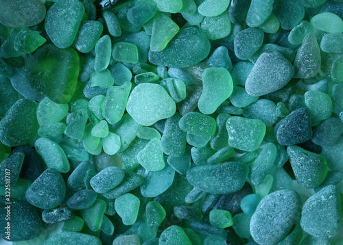 Serie di pezzi di vetro verdi logorati dal mare © Alice
