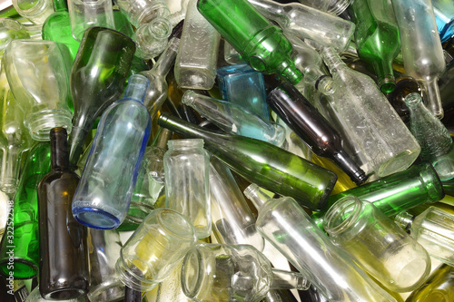 Canvastavla lots of glass bottle, trash