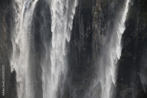 woda spływająca po skałach wodospady wiktorii afryka