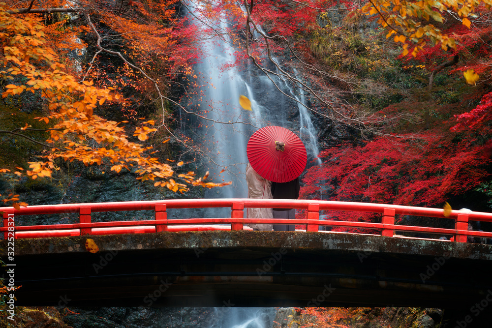 Naklejka premium the red bridge in minoh waterfall