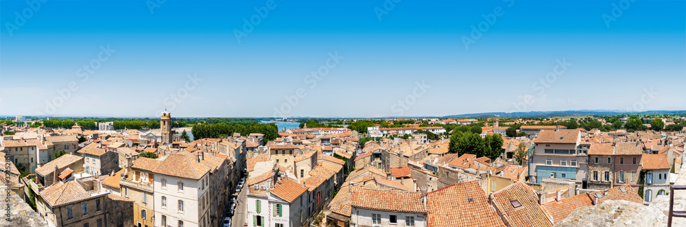 Blick vom Amphitheater in Arles über Dächer der Altstadt bis zur Rhone