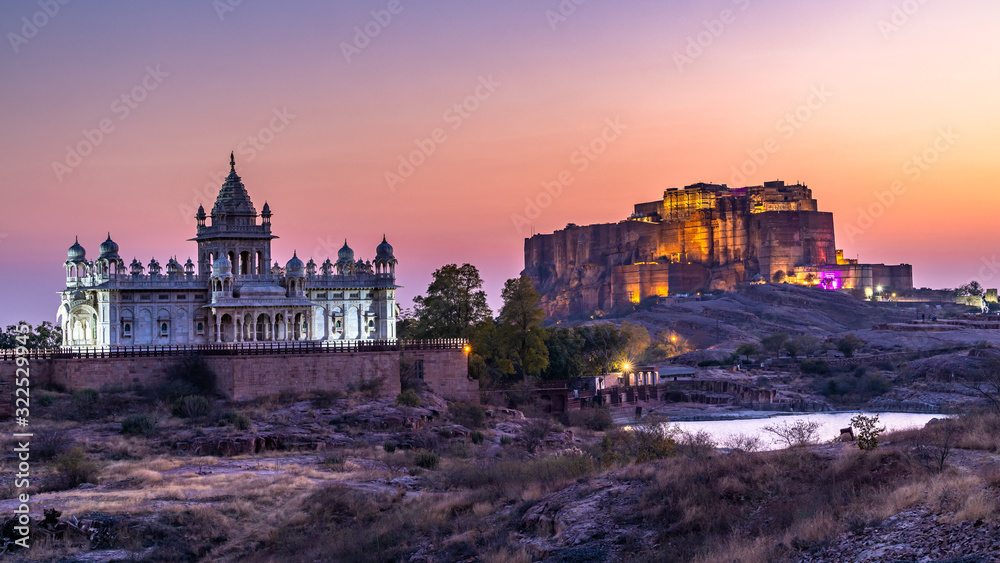 The Jaswant Thada and Mehrangarh Fort in background at sunset, The Jaswant Thada is a cenotaph located in Jodhpur, It was used for the cremation of the royal family Marwar, Jodhpur. Rajasthan, India