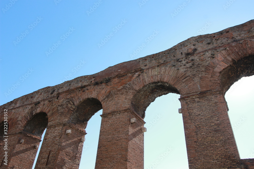 Dettagli di un acquedotto a Roma