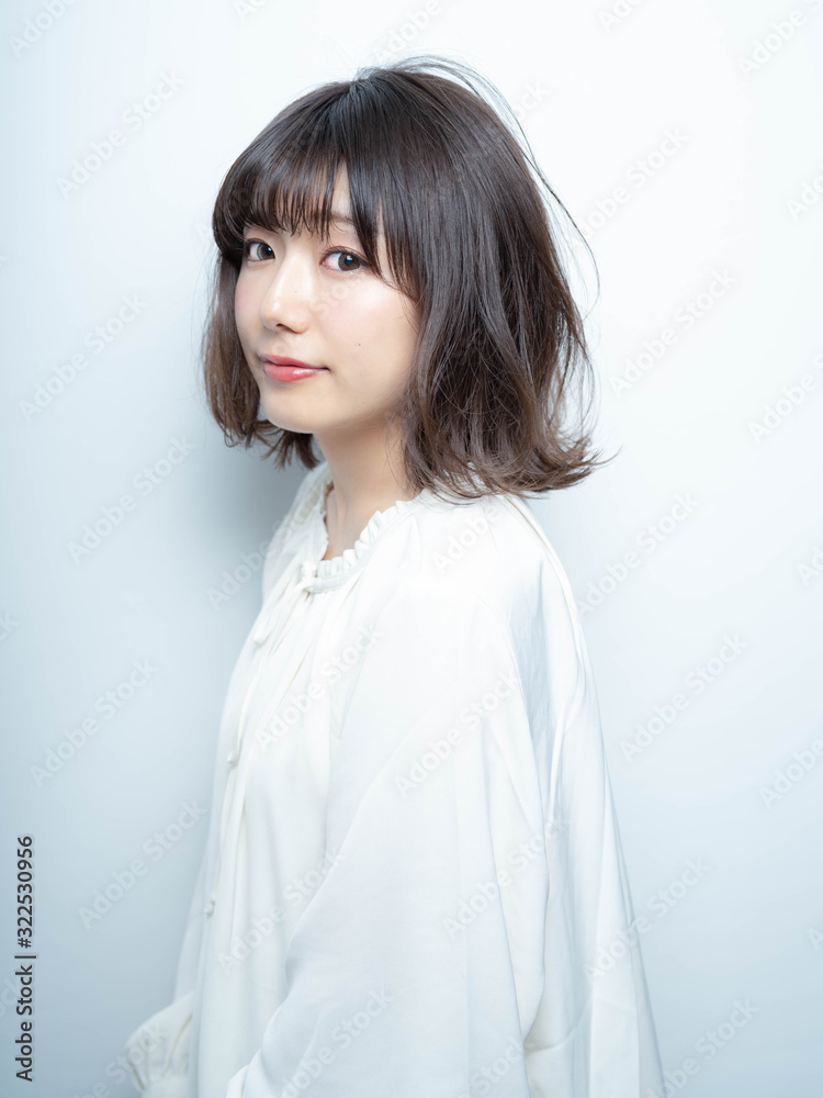 春夏 ボブ ヘア 女性 横顔