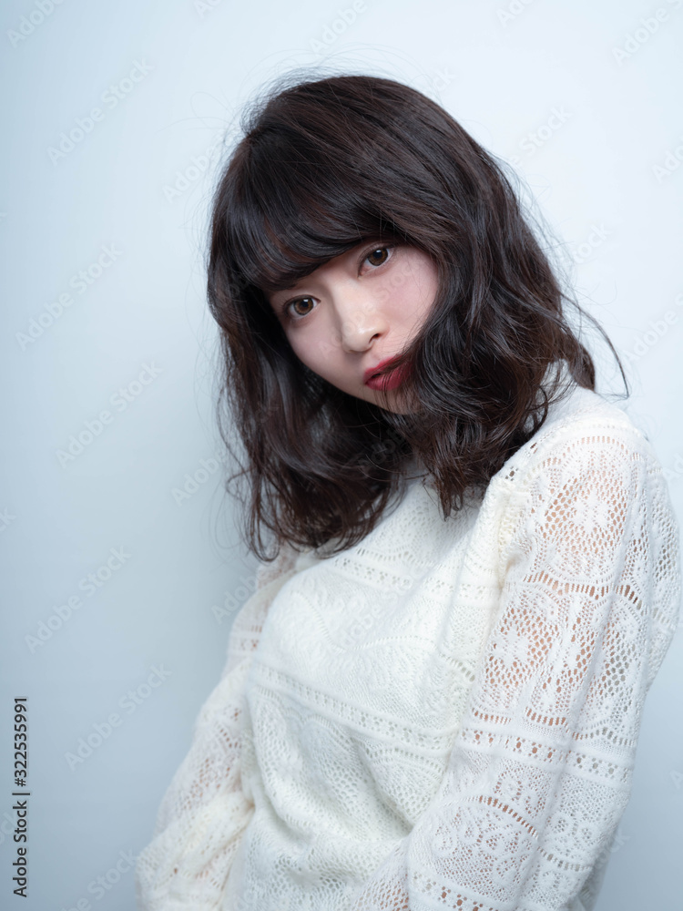 春夏 ウェーブヘア ロングヘア 女性 Stock Photo Adobe Stock