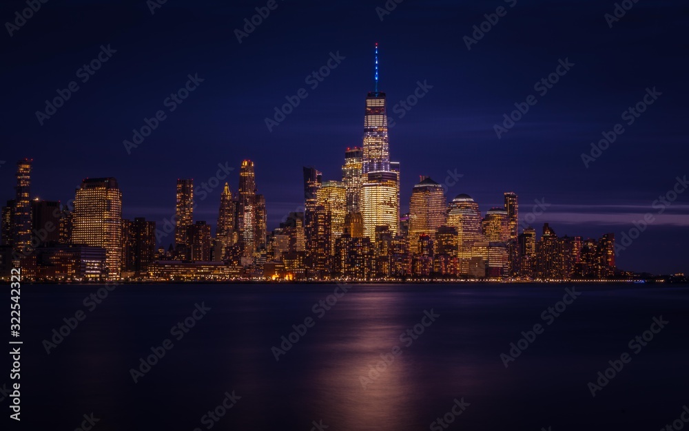 Fototapeta premium new york city skyline night sunset cityscape skyscraper buildings lights lighting sea architecture river manhattan downtown new-york traveling panorama twilight sky