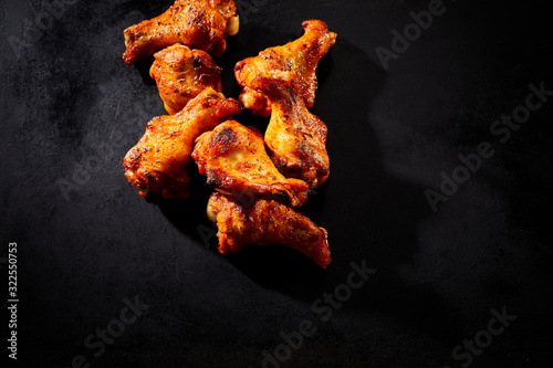 Leinwand Poster Crispy grilled or barbecued spicy chicken wings