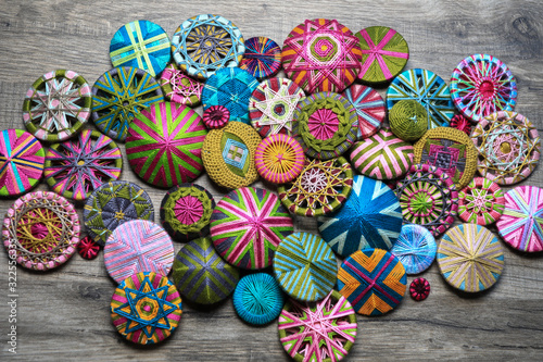 Bunte Posamentenknöpfe und Zwirnknöpfe hergestellt aus Spaß am historischen Handwerk und Hobby