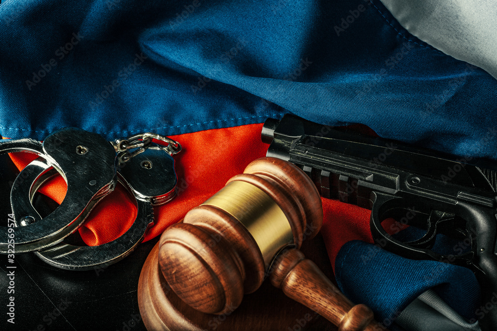 Obraz premium Russian justice. Wooden gavel and russian flag
