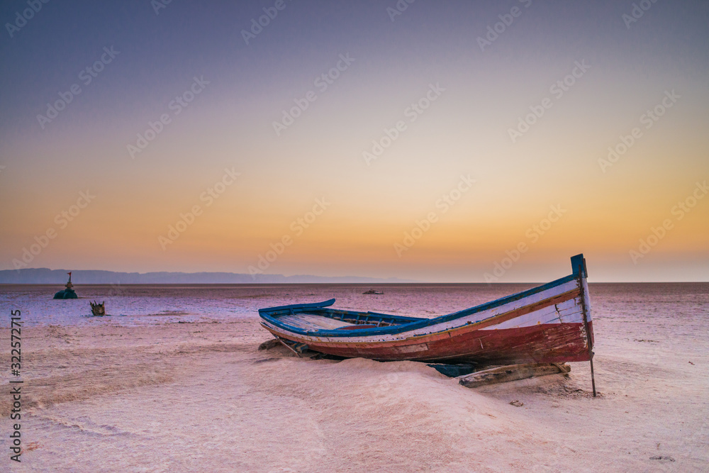 Boat and water.
Tunisian landscapes for endless space. Wide frames in intense color.