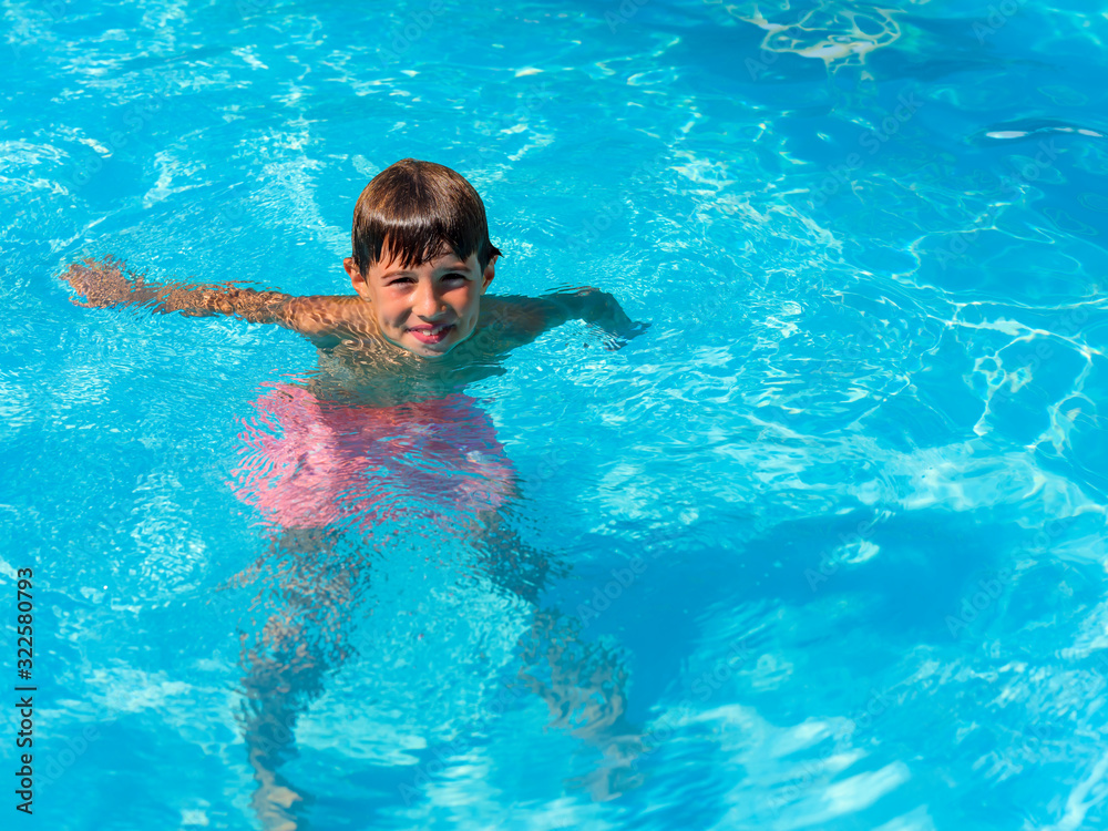 Fototapeta premium Child playing in the swimming pool